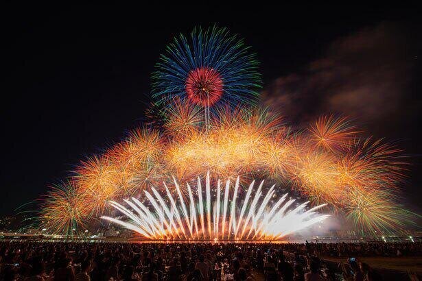 「なにわ淀川花火大会」が3年ぶりに開催！関西有数の夏の祭典の主要ルートや混雑度もチェック！