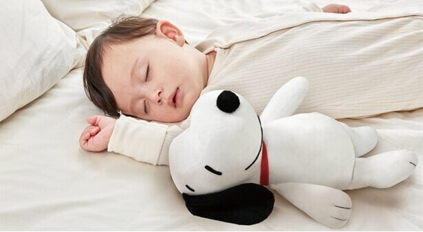 スヌーピーの“優しい振動”で赤ちゃんがスヤスヤ…。かわいいぬいぐるみが寝かしつけをサポート！