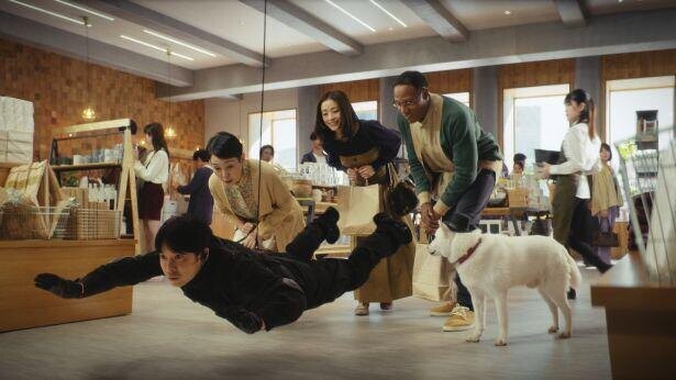 仲野太賀が“天井に這いつくばるアクション”に挑戦！西島秀俊とのSPYコンビで白戸家を監視!?