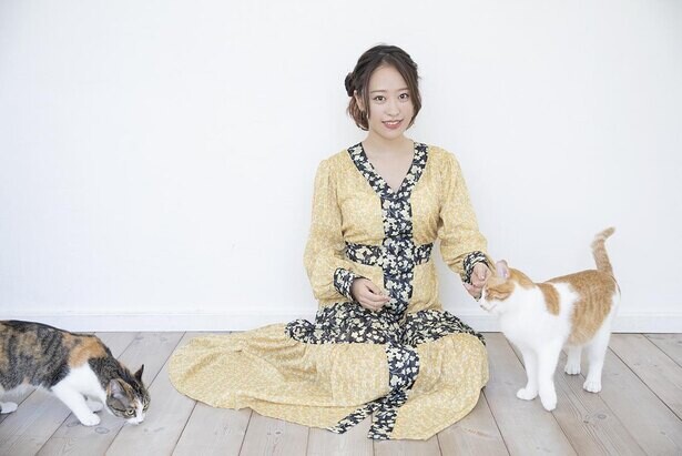 モー娘。小田さくらが子猫ボランティアで育児体験。「将来はネットに頼らない母親になれそう」／さくらと猫
