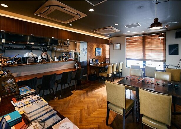 コーヒーで旅する日本／九州編｜飛行機好きはもちろん、人好きの琴線に触れる店。「cafe bar 375」