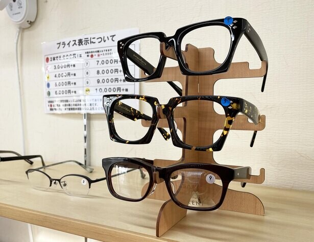 高級なはずの鯖江製メガネが「2本レンズ付き・5千円」で買える？“メガネの聖地”ならではの安価の理由