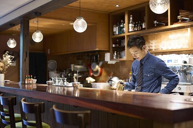 コーヒーで旅する日本／関西編｜バリスタ界のエンターテイナーが、回り道を経て原点回帰。「Okaffe Kyoto」で体現するおもてなしの心