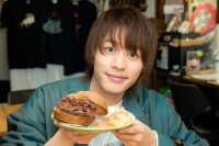 小林亮太が出演作と同じ名前のバーガーを食べて作品を回想…レア食材を取り入れた「アマゾンズバーガー」はどんな味？