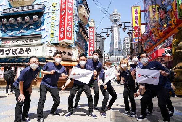 吉本芸人が大阪の魅力をアピール！人気芸人のガイドで街歩きを楽しむ「YOSHIMOTO SUNバスツアー」体験レポ