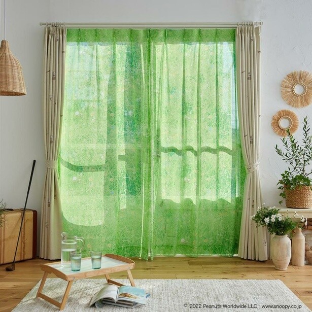 新緑の季節にぴったりなスヌーピーの「シアーカーテン」で、部屋を明るく模様替え！