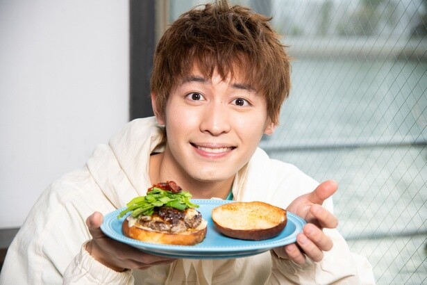 小林亮太がブルーチーズを使ったバーガーを食レポ！日本人で初めて世界大会に出場した店主が作る味とは？