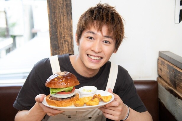 小林亮太が自身の原点と語る名店で「ハンバーガー」を実食！シンプルイズベストなその味は？