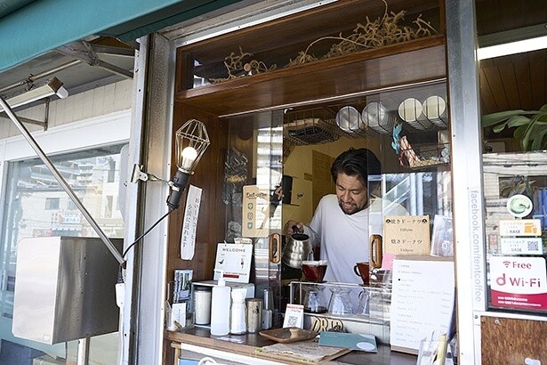 コーヒーで旅する日本／関西編｜極小店舗と土鍋焙煎でオリジナリティを発揮。個性派スタンド「tent-coffee」が街に根付くまで