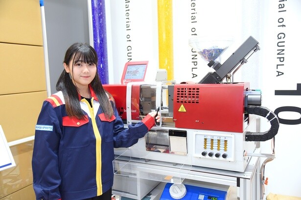 アイドルライブ会場でプラモデルを成形!?異色の来場者特典、その全貌を「LINKL PLANET」荒井芽依に訊く