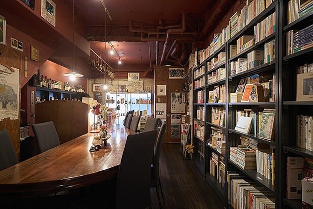 コーヒーで旅する日本／四国編｜活字を供に芳醇な一杯を。「珈琲と本と音楽 半空」に集う、本好きの語らいが醸し出す濃密な時間