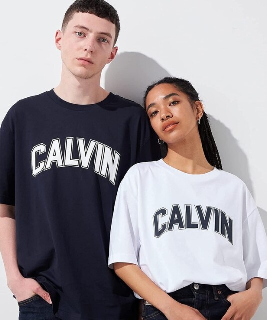 ついにきたか…40%OFF！【カルバンクライン】ドロップショルダーでルーズに着こなせるTシャツが「Amazonセール」に登場！