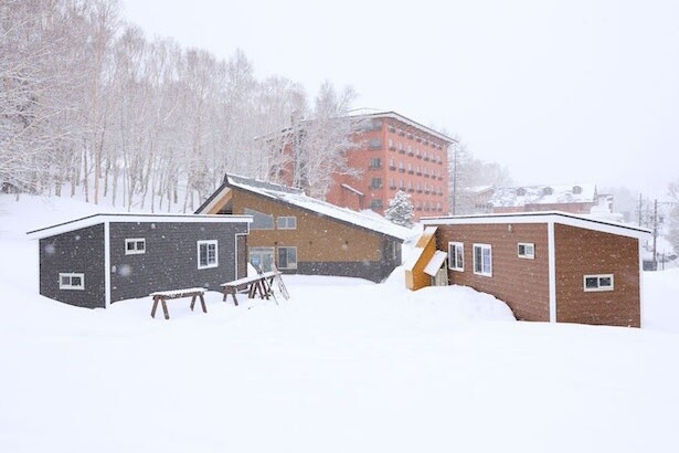 スキー・スノボ愛好家の聖地「志賀高原一の瀬」に、ゲレンデ直結のトレーラーハウス2基がオープン！