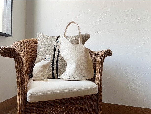 “猫の日”にいかが…？おすわりねこがかわいすぎる、トートバッグとポーチが発売