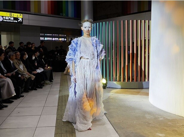 バクテリアで染色!? “サステナブル”を問う渋谷のファッションショーにユニークな作品が登場