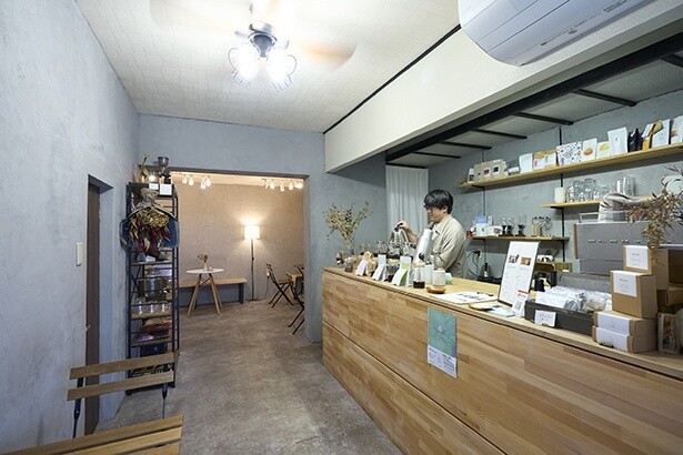 コーヒーで旅する日本／関西編｜緻密な技術でサイフォンの魅力を発信。旺盛な好奇心が生み出すコーヒーコミュニティ。「KUUHAKU COFFEE」