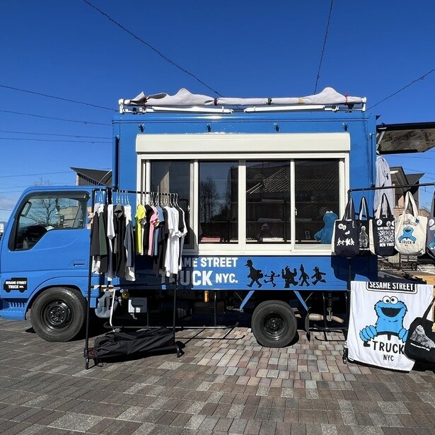 移動型ショップ「セサミストリートトラック」のグッズが神戸阪急で開催される展覧会に期間限定で登場！