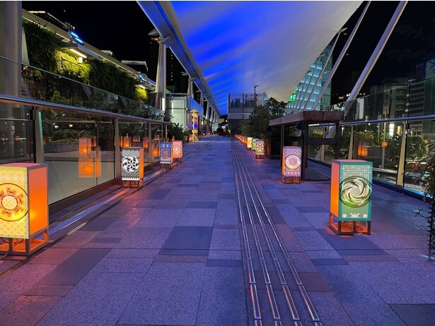 暑い夜でも東京駅の「宵路灯籠」で夕涼み！週末は「八重洲夜市」とのコラボも開催