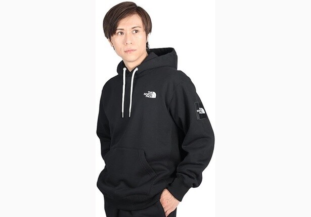 デイリー＆アウトドアと休み知らずで365日活躍→【ザノースフェイス】フーディが23%OFF！Amazonで詳細をチェック