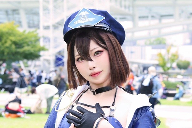 「レースクイーン衣装はエナメル感にこだわりました」「アズールレーン」ボルチモアに扮するコスプレイヤー