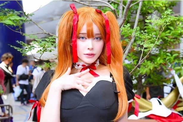「新世紀エヴァンゲリオン」ゴスロリ風アスカに扮するコスプレイヤー「色味の“統一感”を意識したアイメイクに注目」