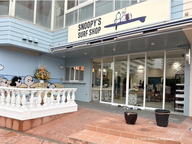 スヌーピーの公式サーフショップ、沖縄アメリカンビレッジにオープン！店舗限定アイテムも