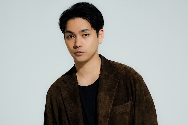 柳楽優弥「非常に体力を使うハードな作品」と語る「ガンニバル」シーズン2が配信中！「BTSの曲を聞いていた」というK-POP愛エピソードも