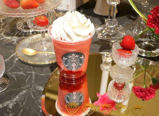 【スタバ新作】いちごを超えた!?濃密な赤色が目を引く「THE 苺 フラペチーノ」