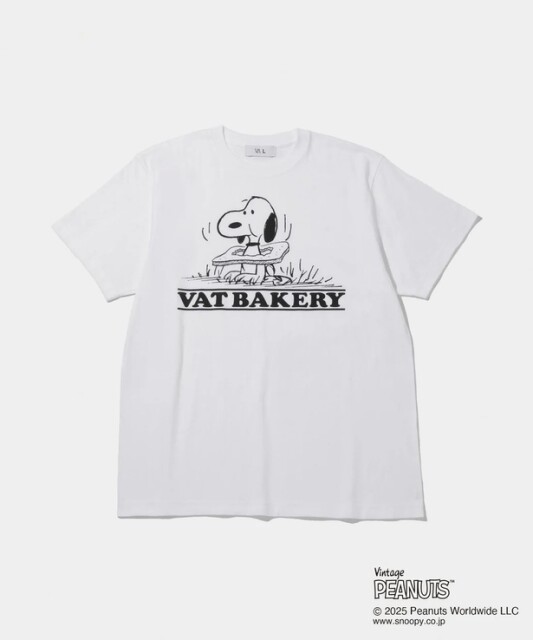 もぐもぐパンを食べるスヌーピーをグラフィックに採用！「VAT BAKERY」からTシャツやトートが登場