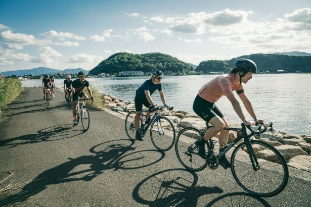 湖畔ルートを巡る「ゴコイチサイクリング」で、5つの湖が織り成す絶景と春風に包まれる爽快な旅へ