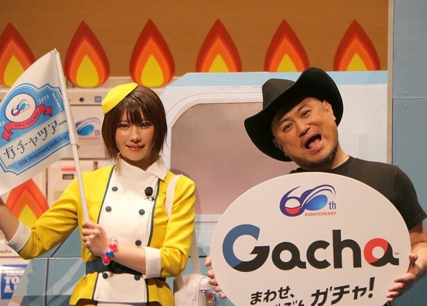 コスプレイヤー・えなこがレトロなツアーガイド風衣装で登場！「ガチャ日本上陸60周年ツアー」出発式開催