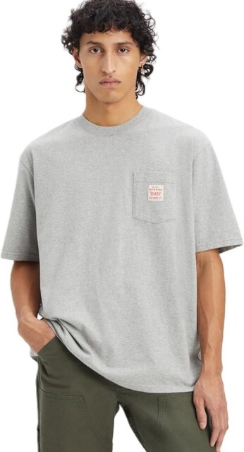 ゆるっとしたシルエットが魅力！【リーバイス】が提案する快適Tシャツで、暑い季節もスタイリッシュに！Amazonで販売中！