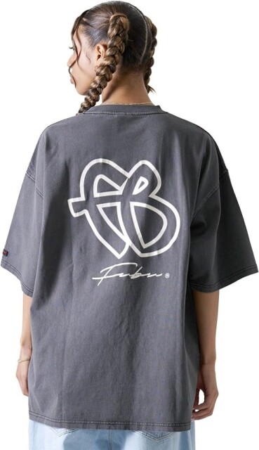 大胆な刺繍とゆったり感がクセになる！【フブ】の半袖Tシャツが個性派ファッションにマスト。Amazonで販売中！