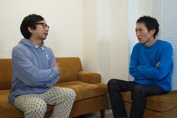 おいでやす小田と千原ジュニアが「幸せ」をテーマに対談！人生で何度かあった地獄の時期、それを考えると「今」がめちゃくちゃ幸せ