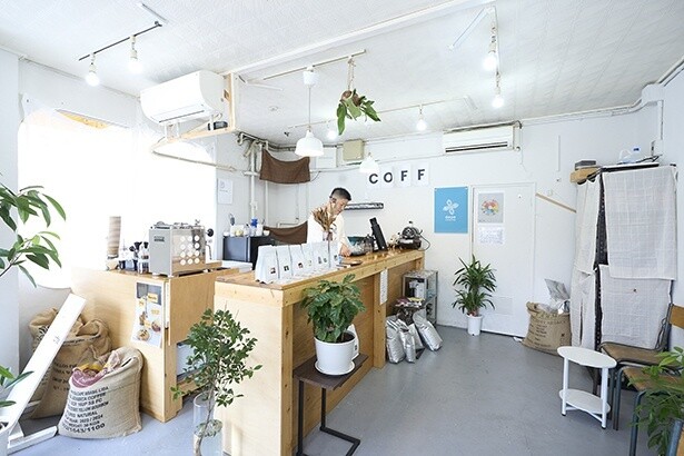 コーヒーで旅する日本／関西編｜何気ない一杯から広がる世界に魅せられて。尽きぬ好奇心から深まるコーヒーとの縁。「depe coffee shop」