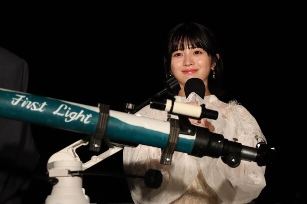映画『この夏の星を見る』完成報告で天体観測会！桜田ひより、水沢林太郎、中野有紗が新宿バルト9から望遠鏡で星を見る