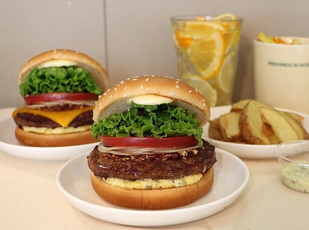 “プチ贅沢”ニーズに応える！フレッシュネスバーガーにジューシーな「黒毛和牛バーガー」登場