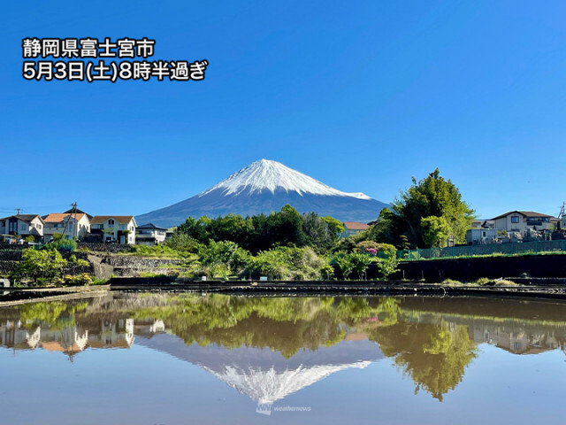 連休初日は富士山が雪化粧をして出迎え　青空背景に美しい姿見せる