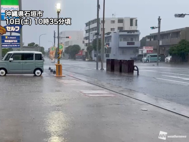 沖縄は土砂降りの雨　道路冠水や落雷・突風などに警戒