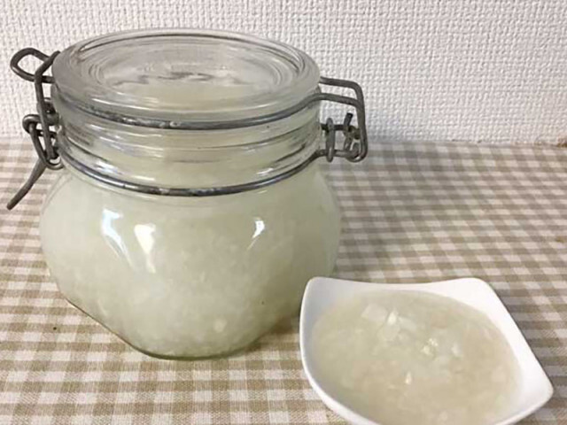 旨みがぐっと増す!?旬の新玉ねぎを乳酸発酵させた万能調味料「発酵新玉ねぎ」