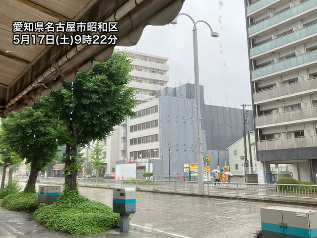 前線に伴う活発な雨雲は東日本へ　東海で土砂降りの雨に
