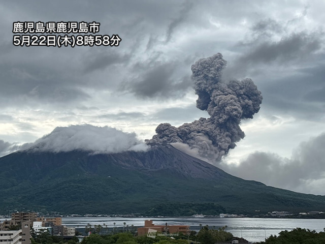 鹿児島・桜島　雨が収まり濃灰色の噴煙はっきり　山体の膨張は継続