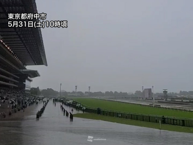 関東は昼過ぎにかけて断続的に強雨　午後は東北で土砂降りの雨に