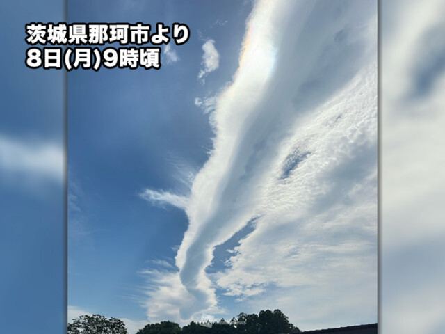 ニョロリと伸びる不思議な雲　茨城県の空に見えた「つるし雲」の一種