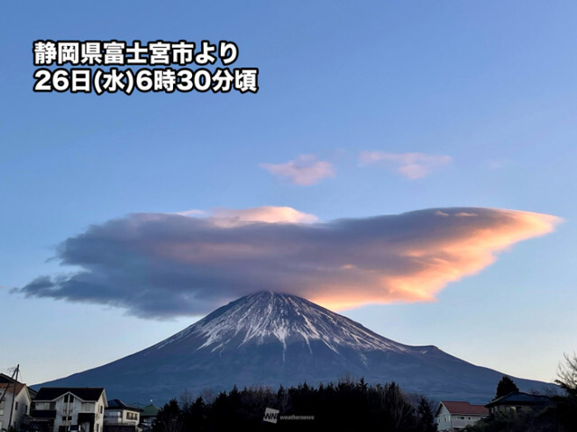 今朝は富士山に大きな笠雲の帽子　ただ雪や雨の心配はなし