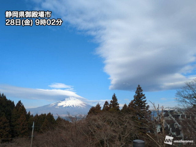 富士山周辺に“笠雲”や“つるし雲”が出現　湿った空気と強い風の影響