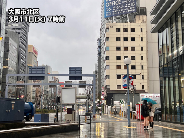 大阪や名古屋で朝から雨　傘を持って外出を