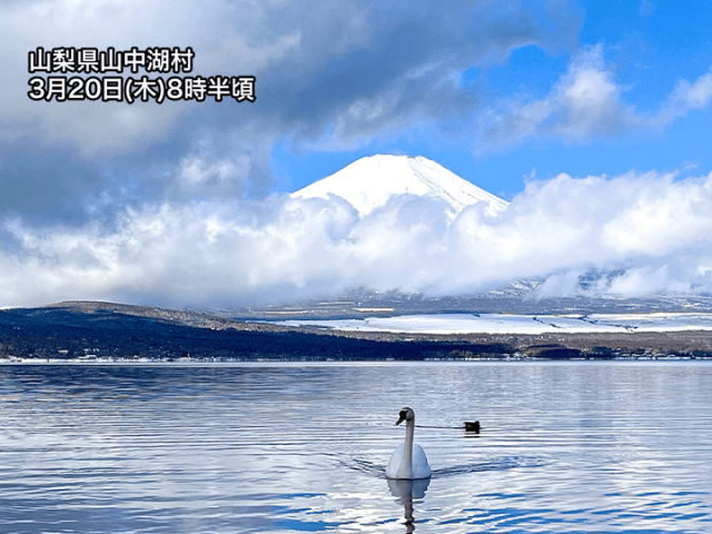 雲間から顔を出す富士山　麓も白く春分の日でも冬の装い