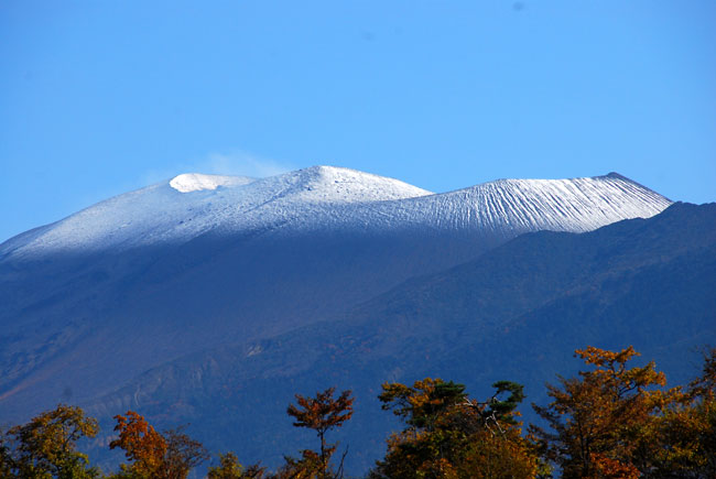 浅間山に雪