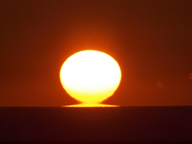 海から昇る太陽